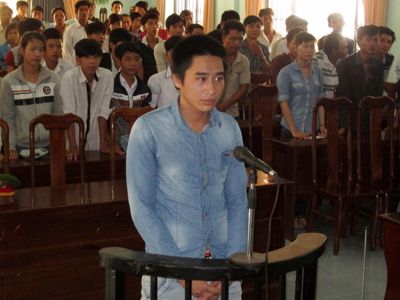 Đốt quán vì không được cho hát?