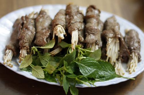 Bò cuộn nấm kim châm