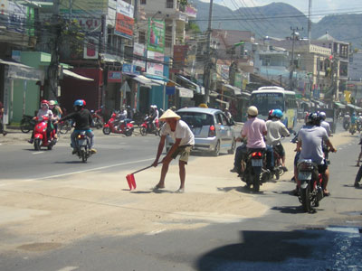 Xe chở cát rơi vãi gây nguy hiểm