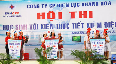 3 đội dự thi phần trả lời nhanh và trắc nghiệm.