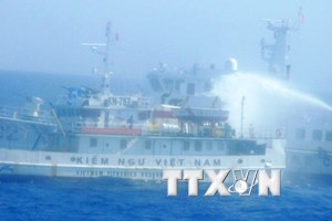 Tránh va chạm, tàu Việt Nam giữ cự ly tiếp cận giàn khoan Trung Quốc