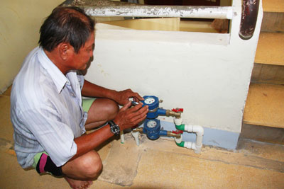 Hệ thống ống dẫn và đồng hồ nước mới lắp, nhưng việc thu tiền nước vẫn chưa được tiến hành.