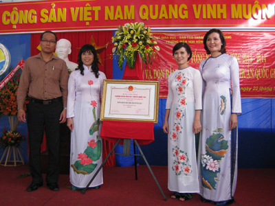 Đón nhận bằng công nhận trường chuẩn quốc gia mức độ 1