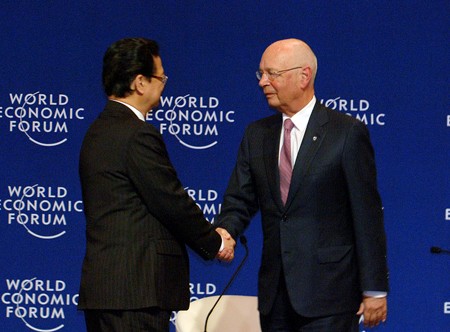 Chủ tịch WEF, Giáo sư Klaus Schwab chúc mừng Thủ tướng Nguyễn Tấn Dũng sau khi nghe bài phát biểu. Ảnh: VGP/Nhật Bắc