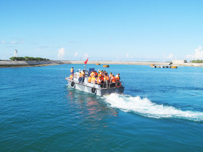 Âu tàu Song Tử Tây - nơi thường xuyên đón tàu thuyền ngư dân vào tránh trú, lấy lương thực, thực phẩm.