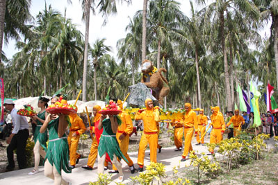 Lễ hội khỉ ở Khu du lịch Hòn Lao - Đảo Khỉ diễn ra đúng vào mùa du lịch hè. 