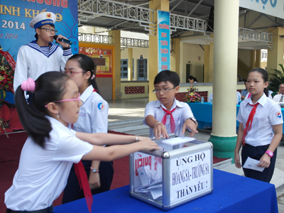 Ủng hộ hơn 30 triệu đồng cho chương trình "Nghĩa tình Trường Sa – Hoàng Sa"