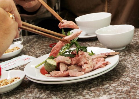 Ở thực phẩm màu đỏ, hàm lượng chất béo no cao dễ tạo hiện tượng mỡ máu, đọng mỡ trên huyết mạch.