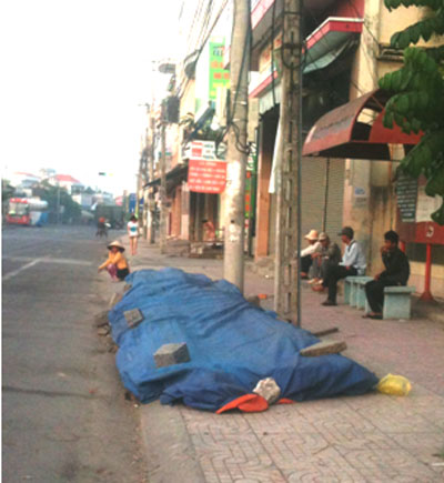 Thép xây dựng chiếm vỉa hè