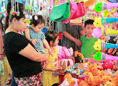 Băn khoăn chọn đồ chơi cho trẻ