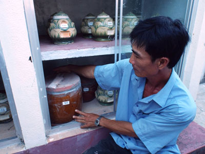  Anh Nguyễn Phi bên những bộ hài cốt được lưu giữ.