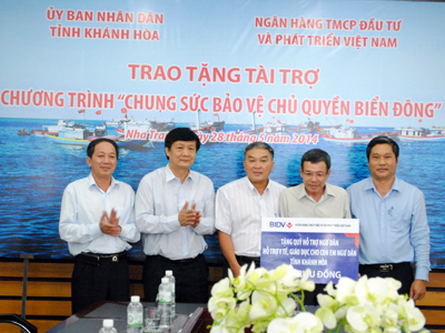 Trao 500 triệu đồng hỗ trợ ngư dân