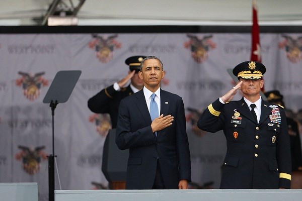 Tổng thống Mỹ Barack Obama chào cờ trước khi phát biểu tại Học viện Quân đội Mỹ ở West Point (Nguồn: Getty Images)