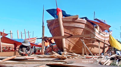 Đóng tàu lớn vươn khơi