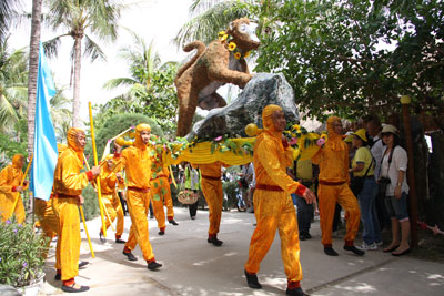 Lễ rước linh vật Hoàng tử khỉ trong lễ hội khỉ.