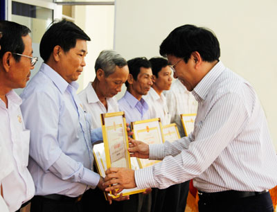 Khen thưởng 17 tập thể