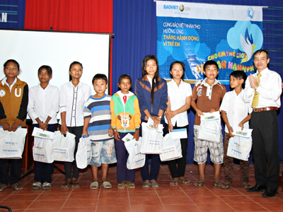 Trao 50 suất quà cho trẻ em có hoàn cảnh khó khăn