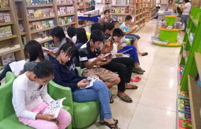 Truyện tranh luôn thu hút các em thiếu nhi.