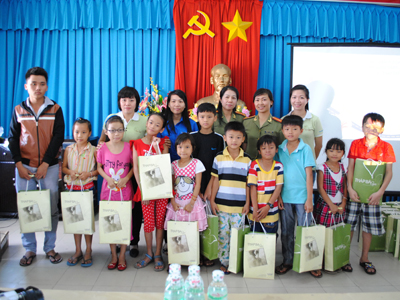 Tặng 167 suất quà cho trẻ em có hoàn cảnh đặc biệt và khó khăn