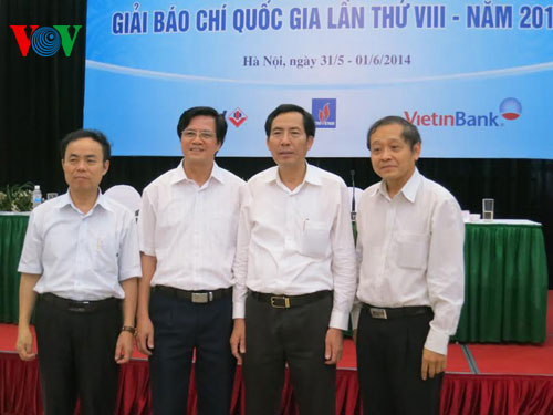 Nhà báo Thuận Hữu và các thành viên Hội đồng giám khảo.