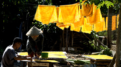 Làm bánh tráng xoài