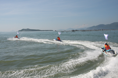 Vũ điệu jetsky trên biển.