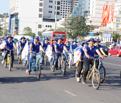 Đoàn viên, thanh niên diễu hành xe đạp đôi tuyên truyền bảo vệ môi trường.