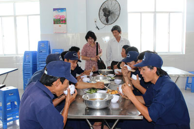 Cần tổ chức tốt bữa ăn cho người lao động