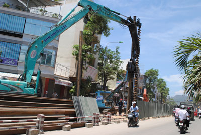 Thi công tuyến cống trên đường Lê Hồng Phong (ảnh chụp ngày 1-6).