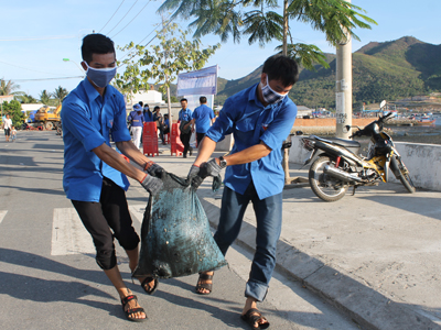 Đoàn viên, thanh niên đưa rác đến nơi tập kết.