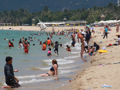 Người dân tập trung ra bờ biển ăn Tết Đoan Ngọ