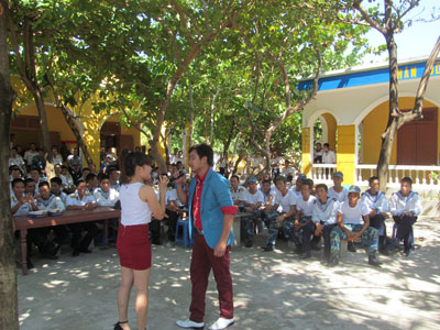 Mang niềm vui đến với lính đảo