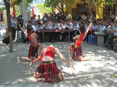 Múa “Khúc Samba trên sóng” của tốp múa Hải Đăng.