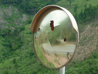 Nhiều gương cầu lồi trên đèo Phượng Hoàng bị phá hỏng