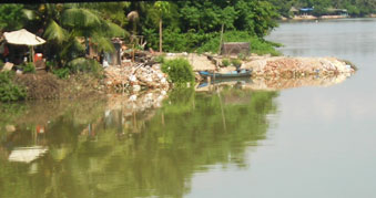 Không được đổ đất, đá ra ven sông