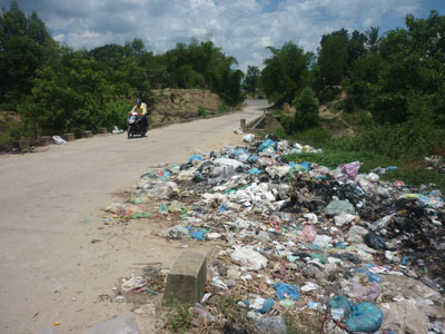 Rác thải gây ô nhiễm cầu sông Chò
