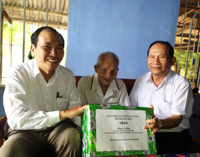 Tặng quà cho 659 cụ tròn 90 tuổi