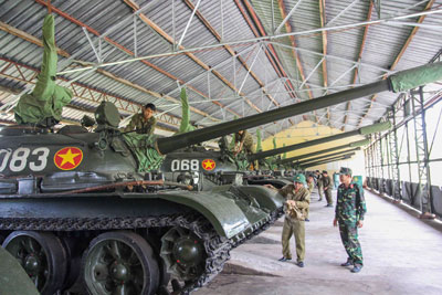  Cán bộ, chiến sĩ Tiểu đoàn Tăng thiết giáp 674 bảo dưỡng khí tài.