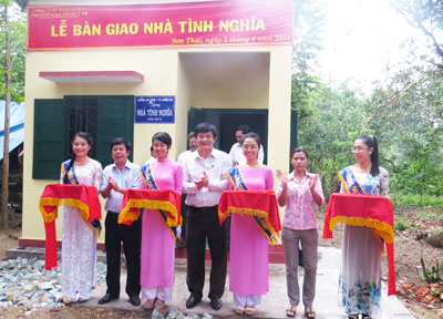 Đồng chí Trần Sơn Hải (giữa) và lãnh đạo nhà trường cắt băng trao nhà tình nghĩa.