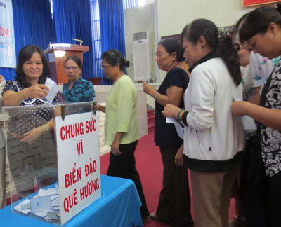 Phụ nữ tham gia ủng hộ chương trình “Chung sức vì biển đảo quê hương”.