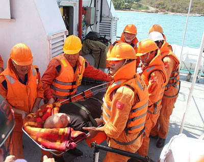 Lực lượng chức năng đưa ông Karachevt Sev Sergay lên bờ, chuyển đến Bệnh viện Đa khoa tỉnh.