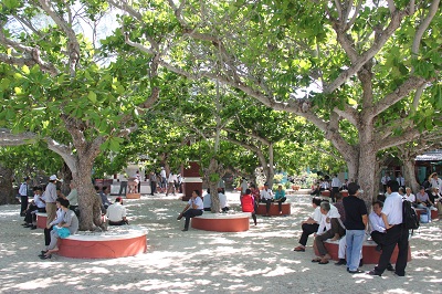 Du khách đến với đảo Yến Hòn Nội.