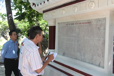 Nhiều du khách quan tâm đến lịch sử ngành nghề Yến Sào.