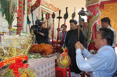 Ông Lê Hữu Hoàng – Tổng Giám đốc Công ty TNHH Nhà nước MTV Yến Sào Khánh Hòa dâng hương.