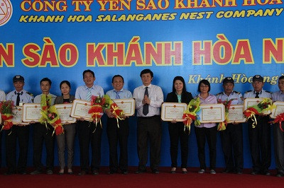 Ông Trần Sơn Hải tằng bằng khen cho lãnh đạo, công nhân viên Công ty.