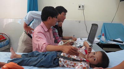 Trẻ em ở TP. Cam Ranh đang được tầm soát bệnh tim bẩm sinh