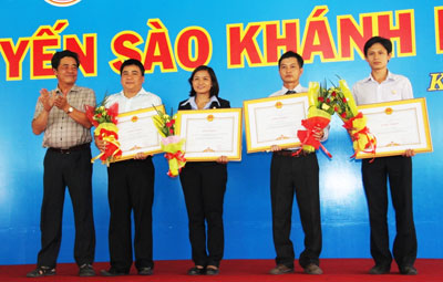 Đồng chí Lê Thanh Quang trao Bằng khen của Thủ tướng Chính phủ cho các cá nhân.