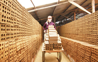 Các lò gạch thủ công ở xã Ninh Xuân mong muốn có chính sách hỗ trợ di dời hợp lý. 