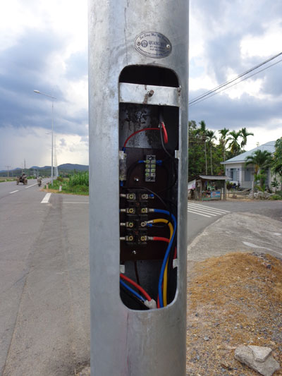 Hộp điện quên đậy nắp