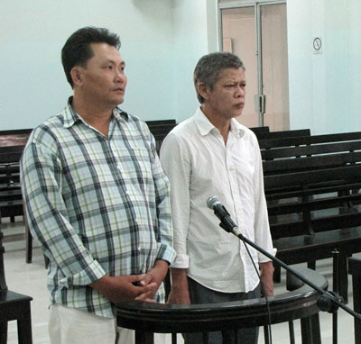 Bị cáo Đặng Thành Trung (trái) và Lê Một.